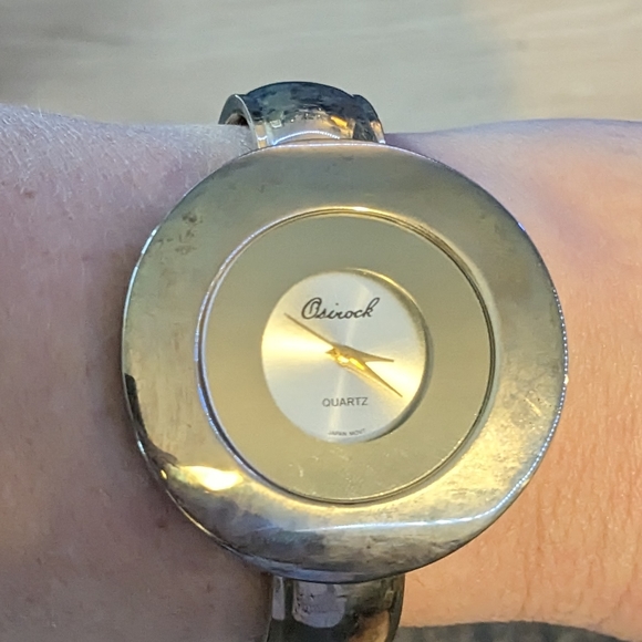 Art deco inspired gold colour cuff watch - Picture 2 of 3